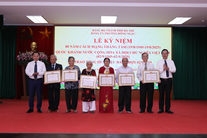 Phường Đông Ngạc trao tặng đảng viên Huy hiệu Đảng đợt 2-9