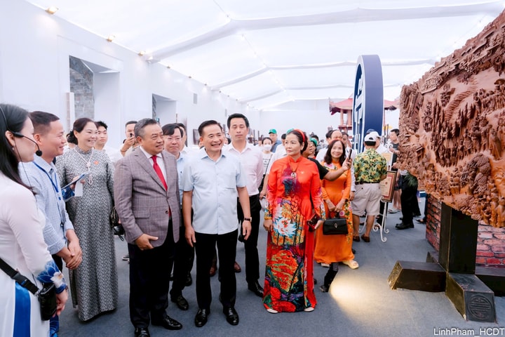 Chủ tịch UBND thành phố Trần Sỹ Thanh tham quan Không gian truyền thống và sáng tạo Hà Nội 2025