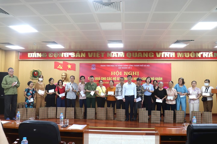 Trao 50 suất quà cho các gia đình khó khăn tại 10 phường của Hà Nội