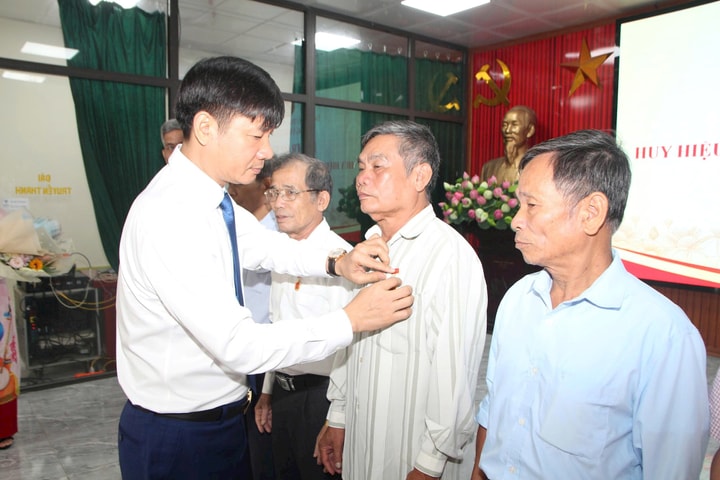 Xã Hoà Xá trao tặng Huy hiệu Đảng và quán triệt Nghị quyết Đại hội Đảng bộ xã lần thứ I