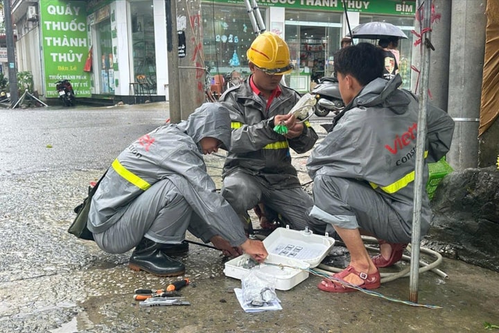 Người Viettel trắng đêm khắc phục sự cố, giữ thông tin liên lạc cho khách hàng