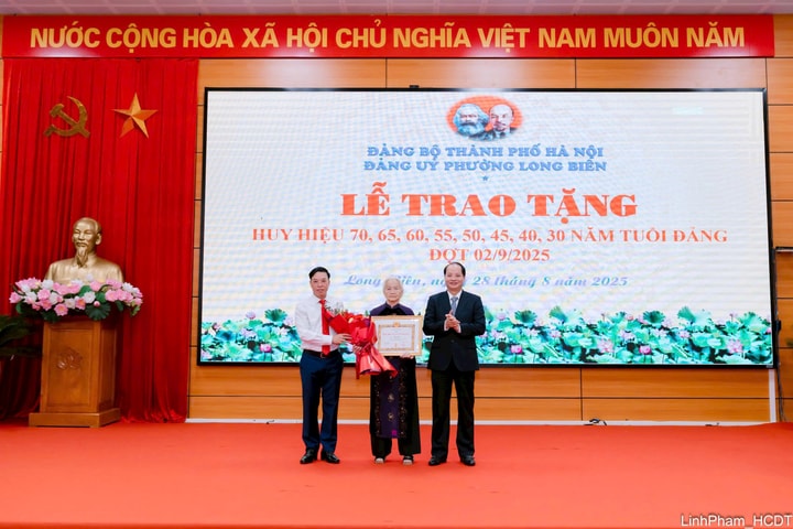 Đồng chí Nguyễn Doãn Toản trao Huy hiệu 70 năm tuổi Đảng tặng đảng viên lão thành phường Long Biên