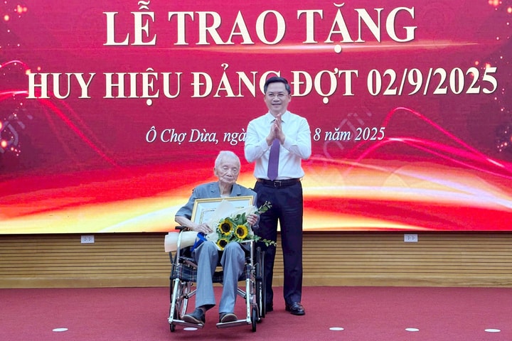 145 đảng viên phường Ô Chợ Dừa được tặng và truy tặng Huy hiệu Đảng