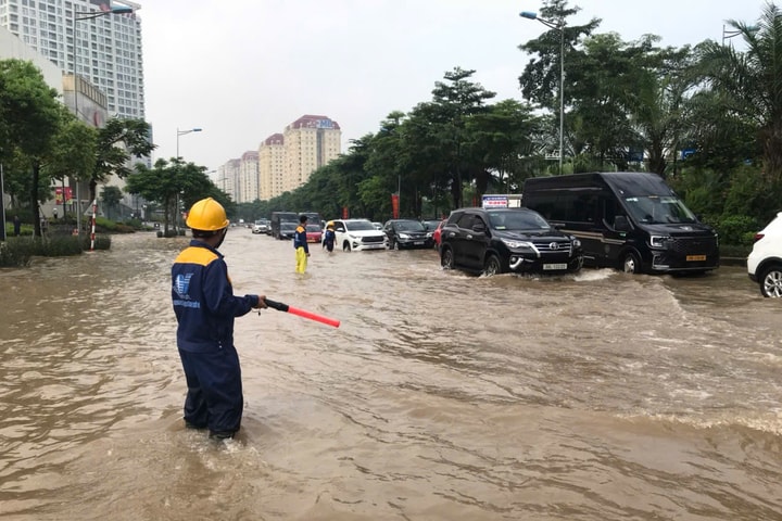 Phân luồng từ xa tránh úng ngập trên đường Võ Chí Công