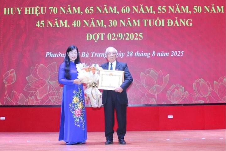 Chủ tịch Ủy ban MTTQ Việt Nam TP Hà Nội Nguyễn Lan Hương trao Huy hiệu Đảng tại phường Hai Bà Trưng