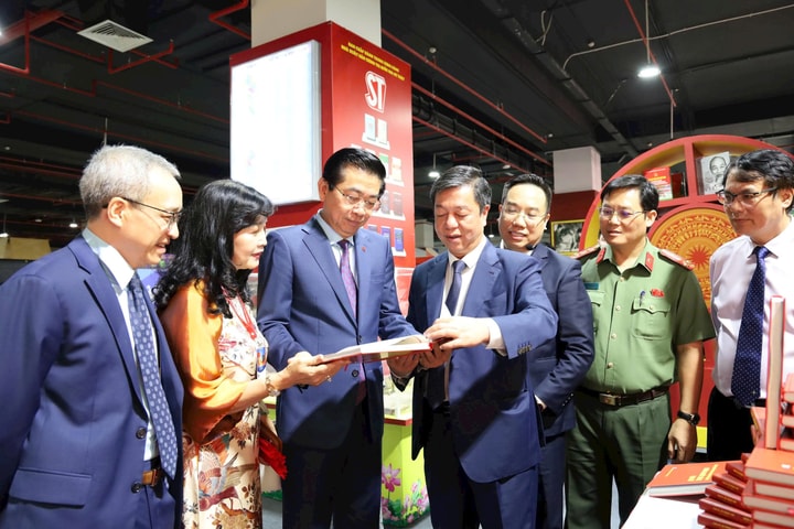 Giới thiệu hai cuốn sách giá trị hướng tới Đại hội Đảng toàn quốc tại Triển lãm Thành tựu đất nước