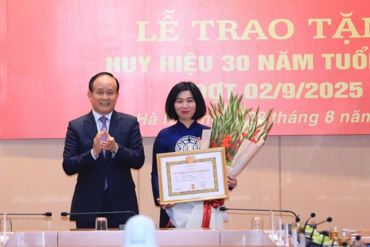 Phó Chủ tịch Thường trực HĐND thành phố Hà Nội Phùng Thị Hồng Hà nhận Huy hiệu 30 năm tuổi Đảng