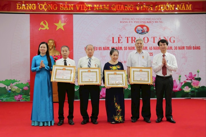 84 đảng viên phường Kiến Hưng được trao tặng Huy hiệu Đảng đợt 2-9