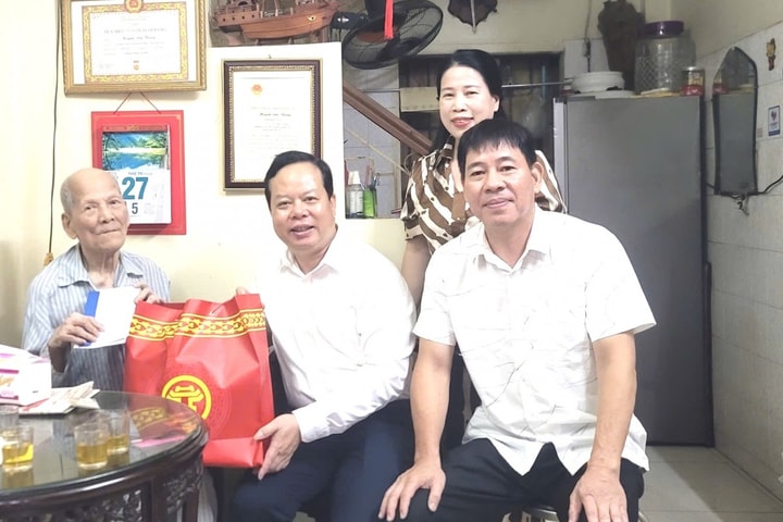 Lãnh đạo phường Văn Miếu - Quốc Tử Giám thăm, tặng quà gia đình chính sách, người có công