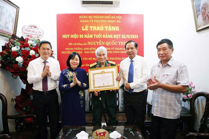Bí thư Thành ủy Hà Nội Bùi Thị Minh Hoài trao Huy hiệu 80 năm tuổi Đảng tặng Trung tướng Nguyễn Quốc Thước