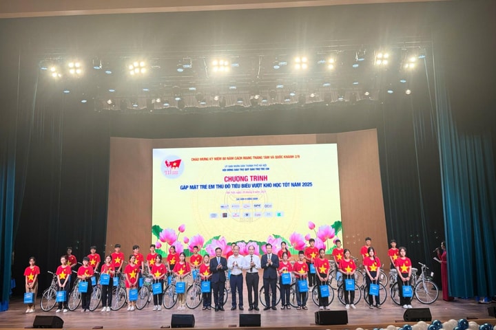 Gặp mặt trẻ em Thủ đô tiêu biểu vượt khó học tốt