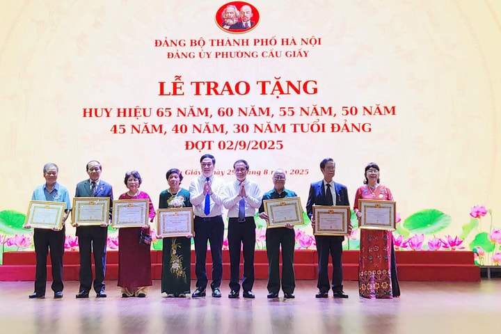 154 đảng viên phường Cầu Giấy nhận Huy hiệu Đảng đợt 2-9