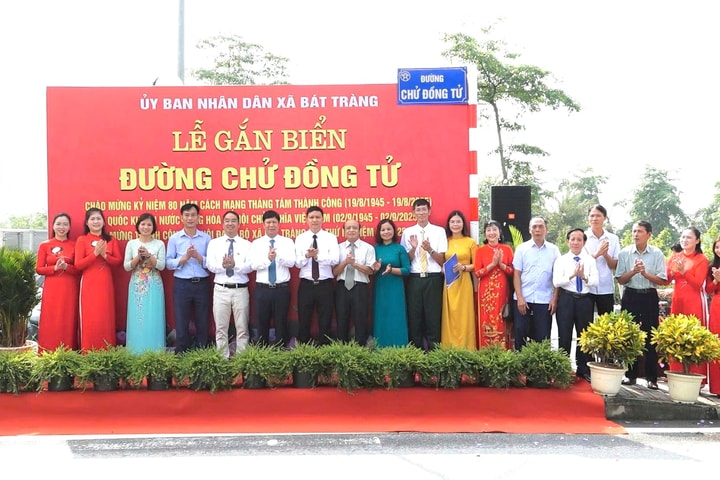 Xã Bát Tràng gắn biển các tuyến đường: Chử Đồng Tử, Lê Xá, Ngọc Động