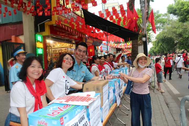 Sư đoàn 361 tiếp sức cho nhân dân cổ vũ tổng duyệt diễu binh, diễu hành