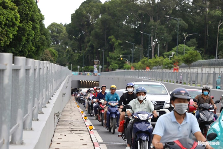 Người dân TP Hồ Chí Minh nghỉ lễ sớm, giao thông cửa ngõ ùn ứ