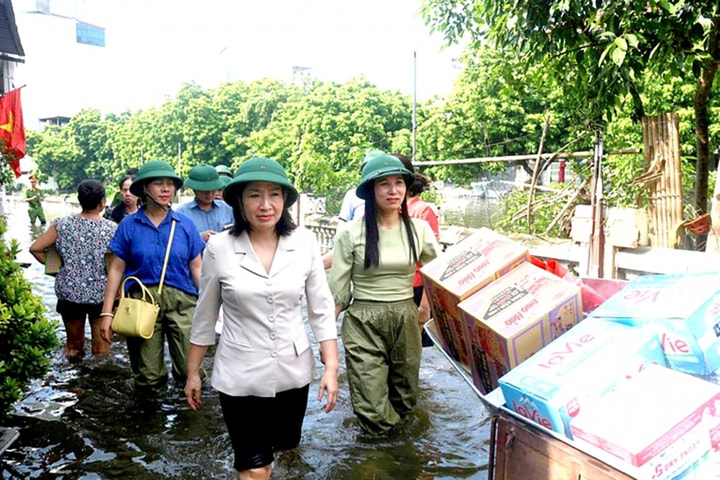 Lãnh đạo phường Tây Mỗ lội nước, thăm hỏi người dân bị ngập úng