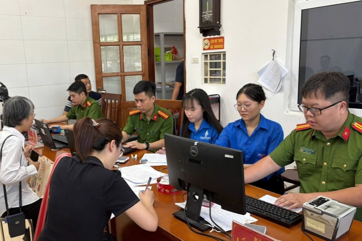 Từ đổi thẻ đảng viên đến “Mặt trận số” đều in dấu thanh niên