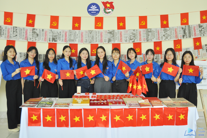 Hơi thở lịch sử trong trưng bày tem và kỷ vật cách mạng của tuổi trẻ Sư phạm Hà Nội