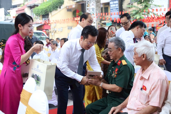 Phường Hoàn Kiếm dâng hương tưởng niệm các anh hùng liệt sĩ, tặng quà người có công