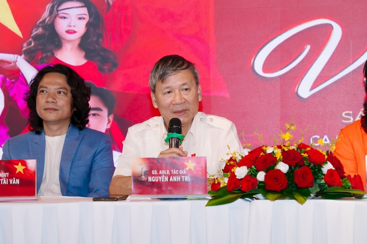 Hơn 1.000 người hát “Vinh quang, ơi Việt Nam” của Anh hùng lao động Nguyễn Anh Trí