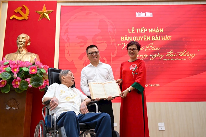 Nhạc sĩ Phạm Tuyên trao tặng Báo Nhân Dân bài hát “Như có Bác trong ngày đại thắng”