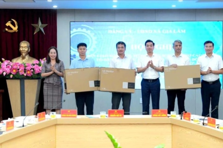 Xã Gia Lâm tặng máy tính, máy in, máy scan tới 36 thôn, tổ dân phố