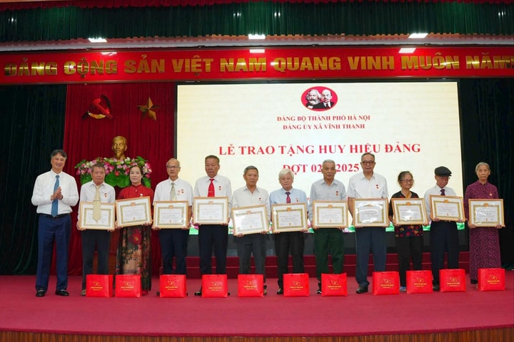 Đảng bộ xã Vĩnh Thanh trao Huy hiệu Đảng tặng 36 đảng viên