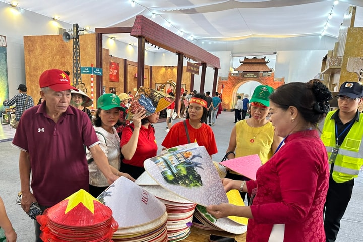 Độc đáo tinh hoa làng nghề Hà Nội tại Triển lãm Thành tựu đất nước