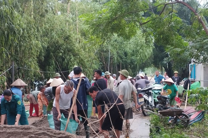 Mỹ Đức trắng đêm dầm mưa xử lý sự cố đê bao Thanh Hà