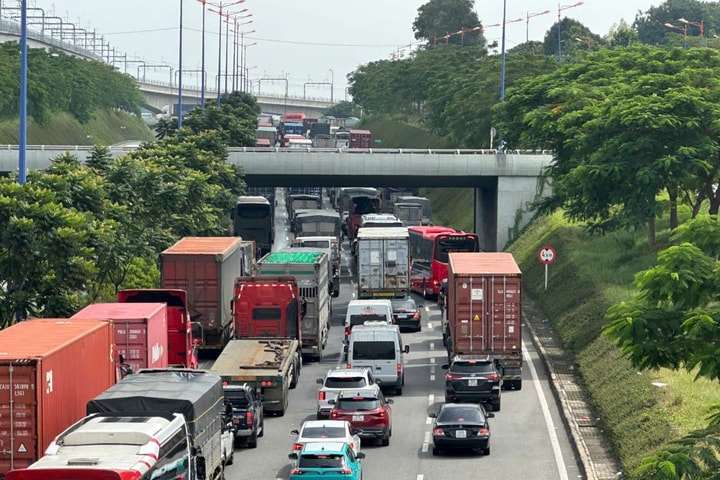 Cửa ngõ TP Hồ Chí Minh kẹt cứng trong ngày đầu nghỉ lễ 2-9