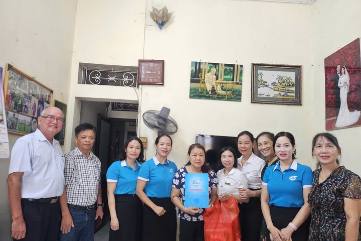 Phụ nữ Hà Nội chăm lo gia đình khó khăn dịp Quốc khánh