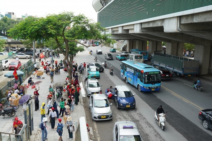 Tàu điện, xe buýt phục vụ tốt nhu cầu di chuyển của Nhân dân trong ngày Tổng duyệt A80