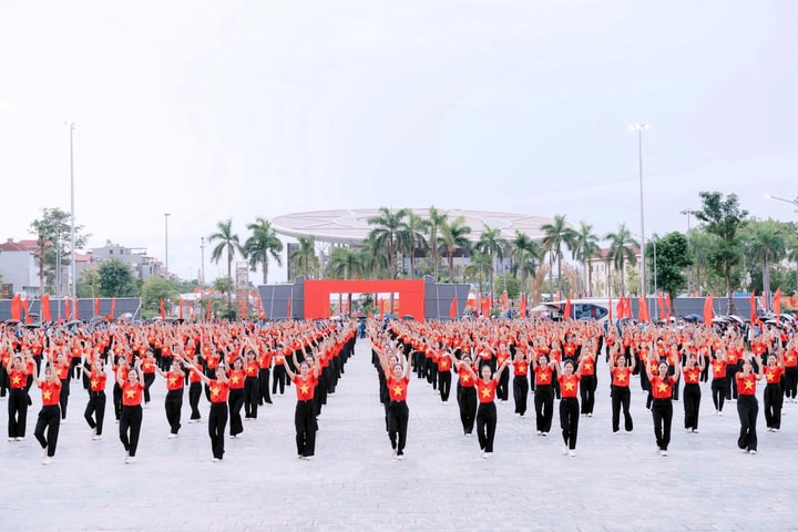 Phụ nữ Hà Nội đồng diễn dân vũ chào mừng đại lễ của dân tộc