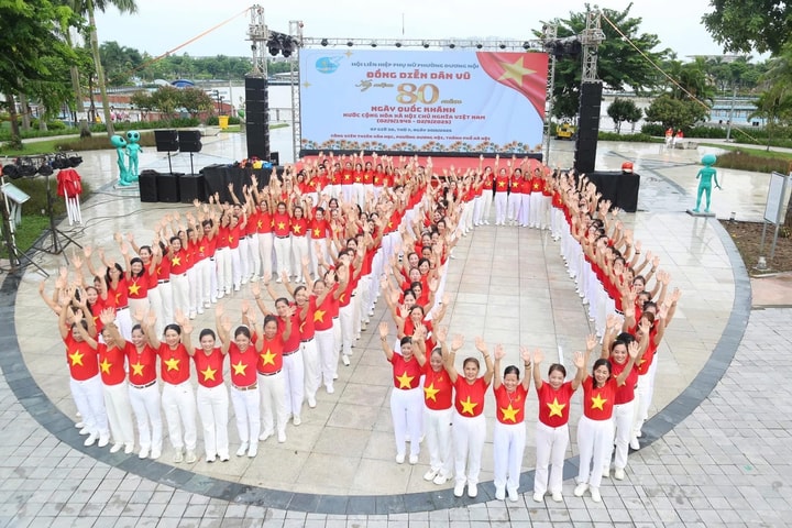 Dương Nội biểu diễn văn nghệ mừng ngày hội lớn của dân tộc