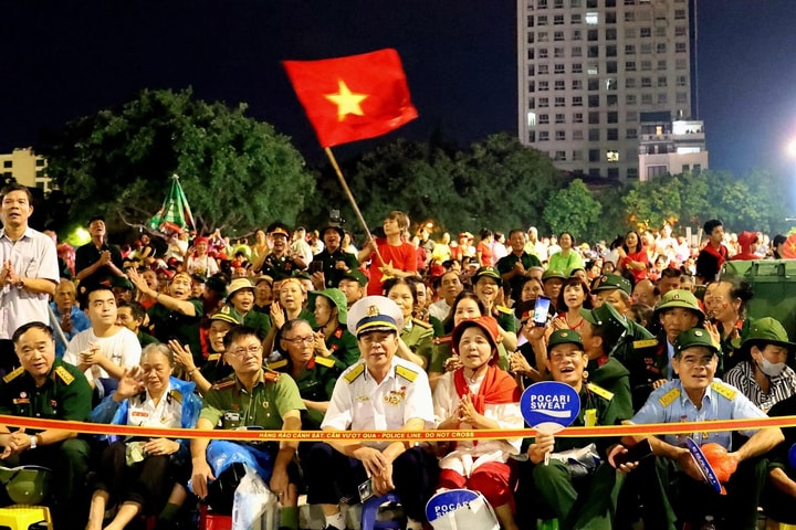 Người dân thức xuyên đêm chờ xem tổng duyệt diễu binh, diễu hành