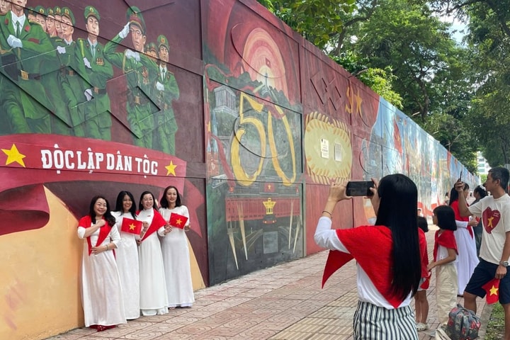 Bích họa dài 300m “Việt Nam tươi đẹp” thu hút du khách dịp lễ