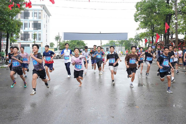 Vân Đình Gần 300 vận động viên tham gia giải chạy “Vì hòa bình”