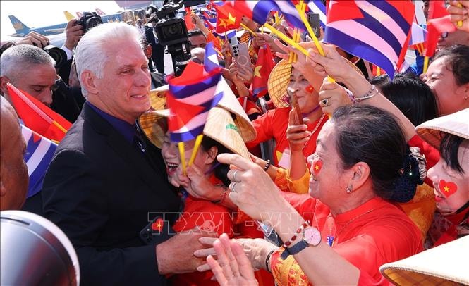 Bí thư thứ Nhất, Chủ tịch nước Cuba và Phu nhân đến Hà Nội, bắt đầu thăm cấp Nhà nước, dự Lễ kỷ niệm 80 năm Quốc khánh Việt Nam