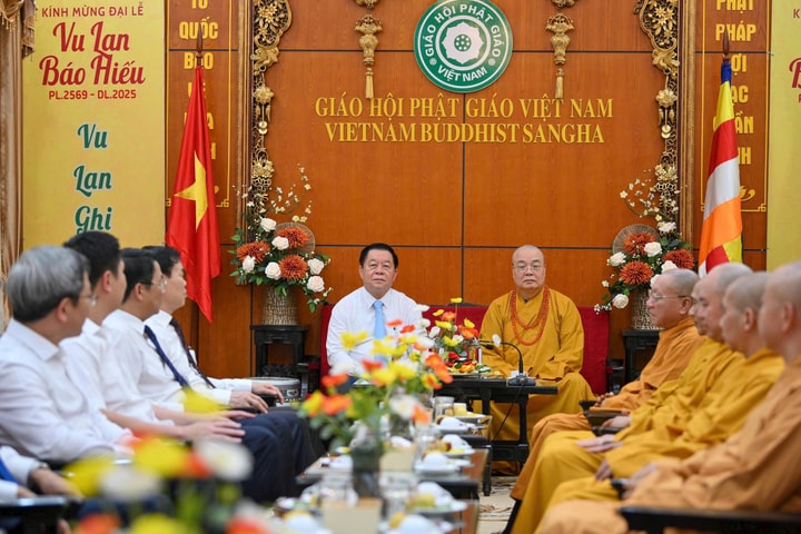 Trưởng ban Tuyên giáo và Dân vận Trung ương Nguyễn Trọng Nghĩa thăm, chúc mừng các cơ sở tôn giáo