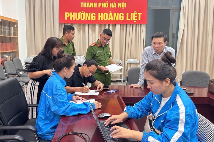 Tuổi trẻ Thủ đô hỗ trợ người dân nhận quà Tết Độc lập