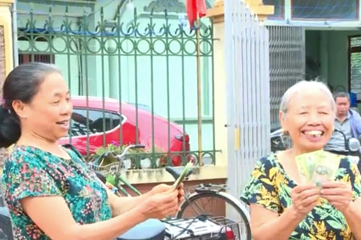 Nhân dân ngoại thành Hà Nội vui mừng, phấn khởi nhận quà Quốc khánh 2-9