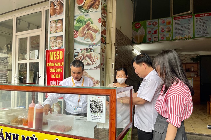 Thực phẩm “bẩn” rình rập cổng trường: Bao giờ hết lo?