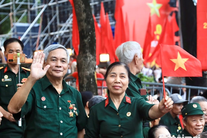 "Biển người" lấp kín các ngả đường trung tâm Thủ đô