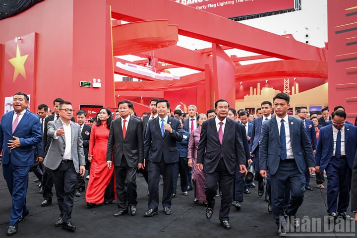 Tổng Bí thư, Chủ tịch nước Lào và Chủ tịch Đảng Nhân dân, Chủ tịch Thượng viện Campuchia tham quan Triển lãm thành tựu đất nước