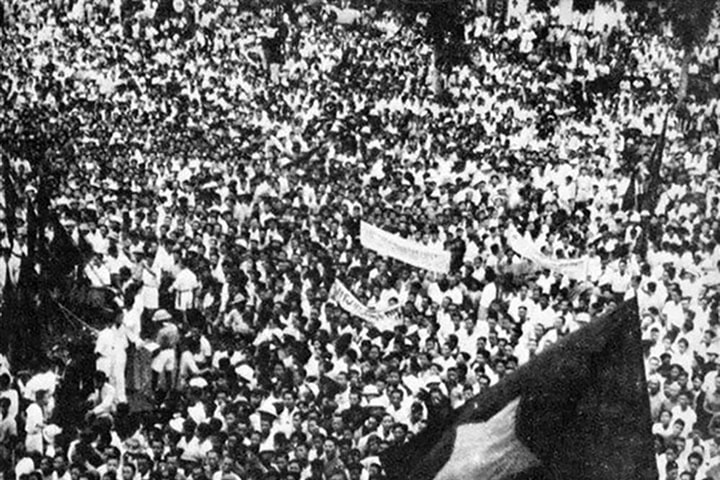 Cờ đỏ sao vàng tung bay phấp phới