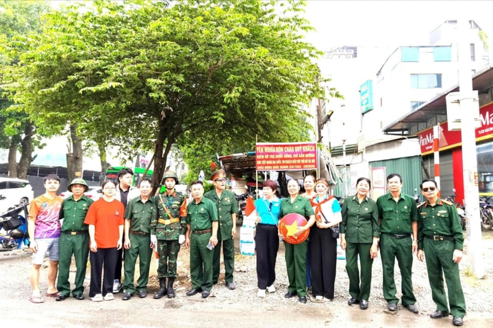 Phường​ Yên Nghĩa phát nước miễn phí, lan tỏa tinh thần đoàn kết