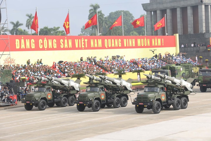 Hùng tráng như điện ảnh: Khối khí tài diễu binh, diễu hành trên Quảng trường Ba Đình