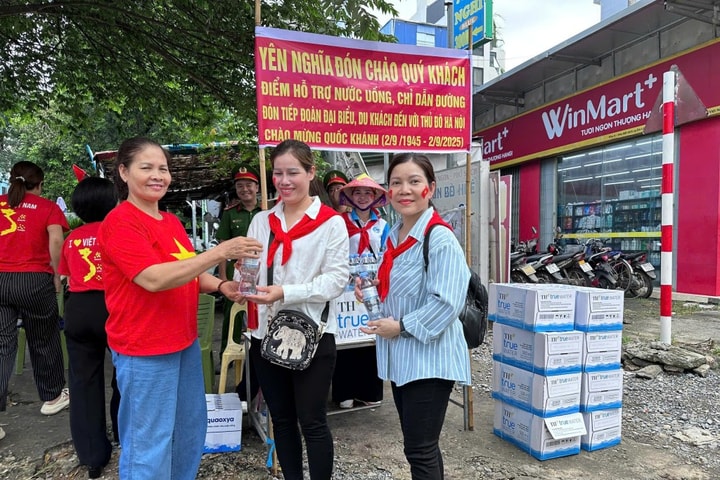 Phường Yên Nghĩa (Hà Nội) Phục vụ miễn phí nước uống, bánh cho Nhân dân xem diễu binh