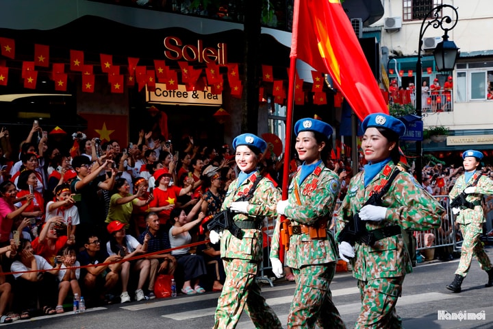 Các khối diễu binh đi trong lòng dân