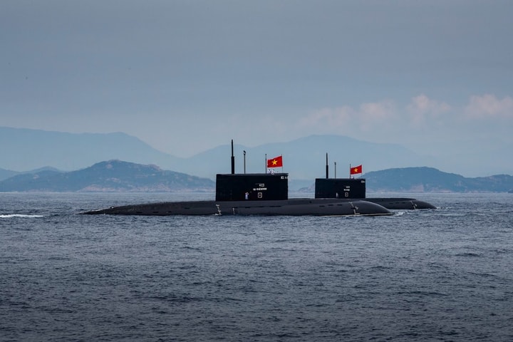 Cận cảnh đội hình diễu binh trên biển Cam Ranh